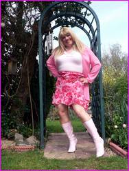 Click to enlarge Miss Denise Hewitt's wonderful Mega Photo!