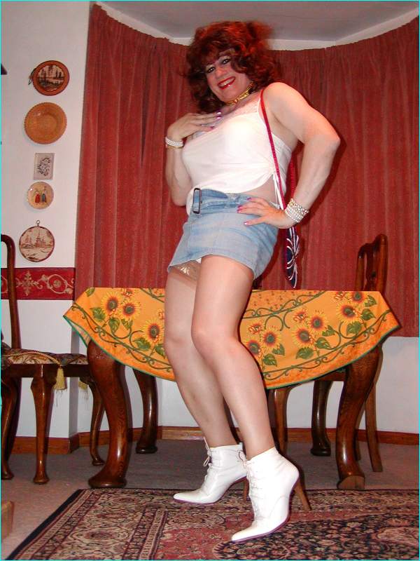 Miss Denise Hewiitt - Your On-Line TV Super- Model!