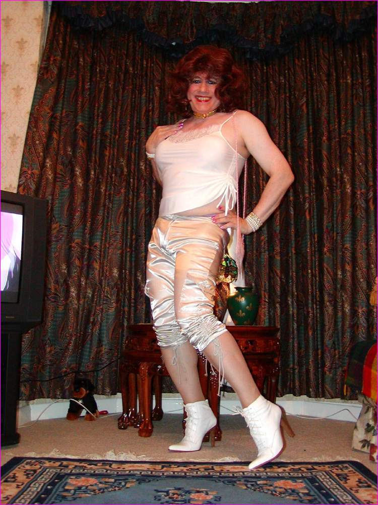 Miss Denise Hewitt : Your TV Mega Model!...
