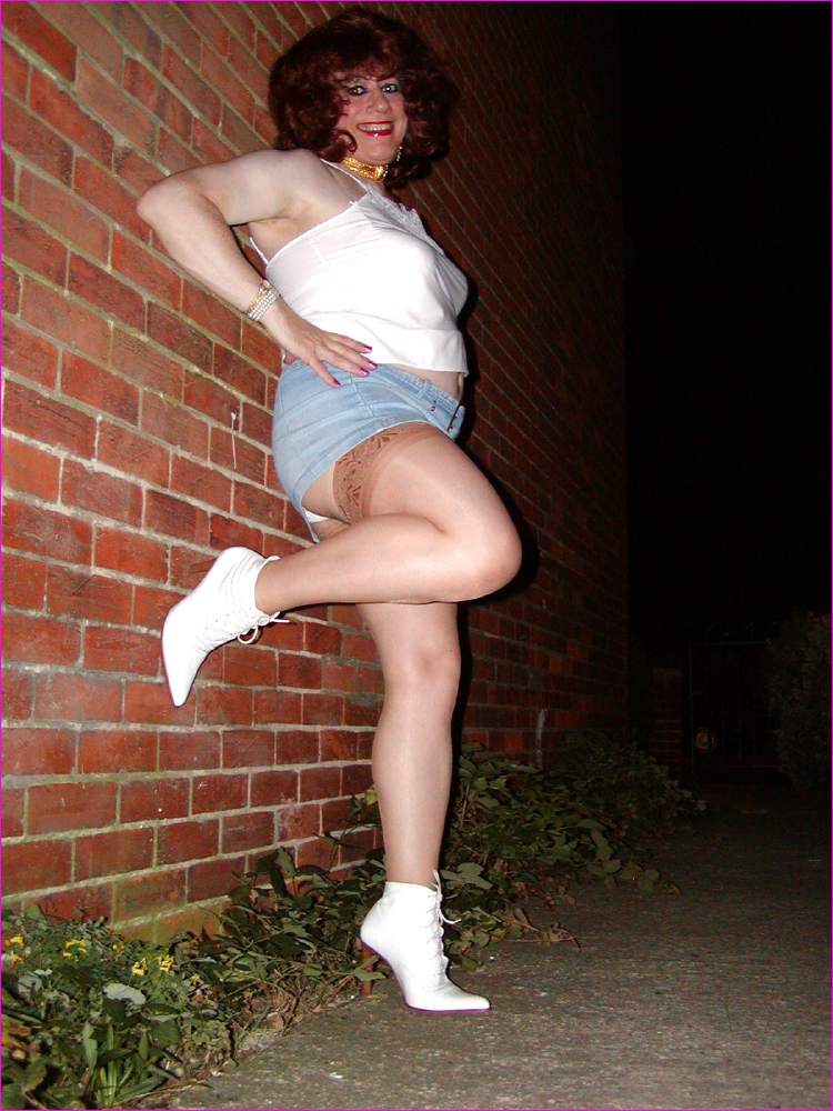 Miss Denise Hewitt : Your TV Mega Model!...