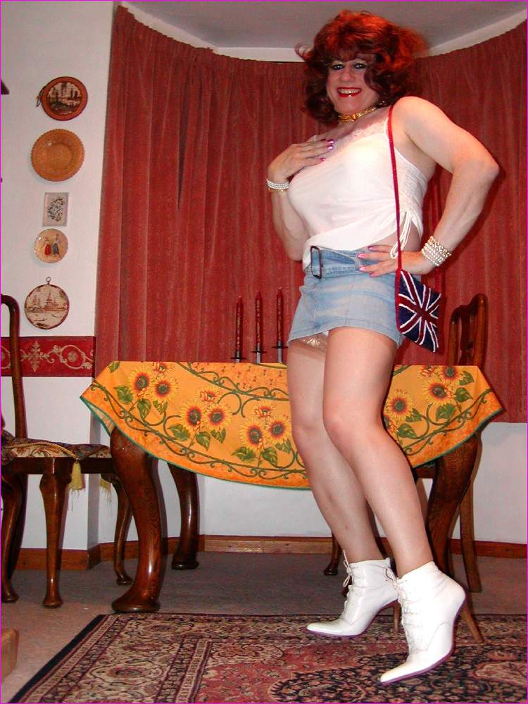 Miss Denise Hewitt : Your TV Mega Model!...