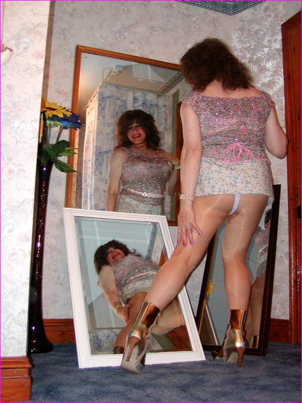 Denise : Your Favourite TV Super-Model - Yeah! - Darling - How do you like my girlie mini skirt?!
