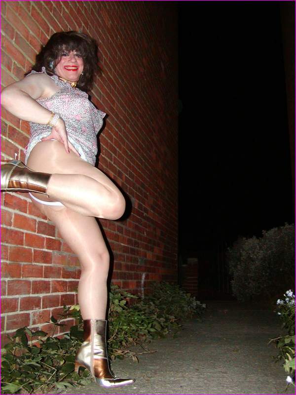 Denise : Your Favourite TV Super-Model - Classic pose - Can you see my white lacy thongs? - They're waiting for my next lover!